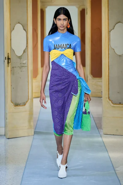 Look 16